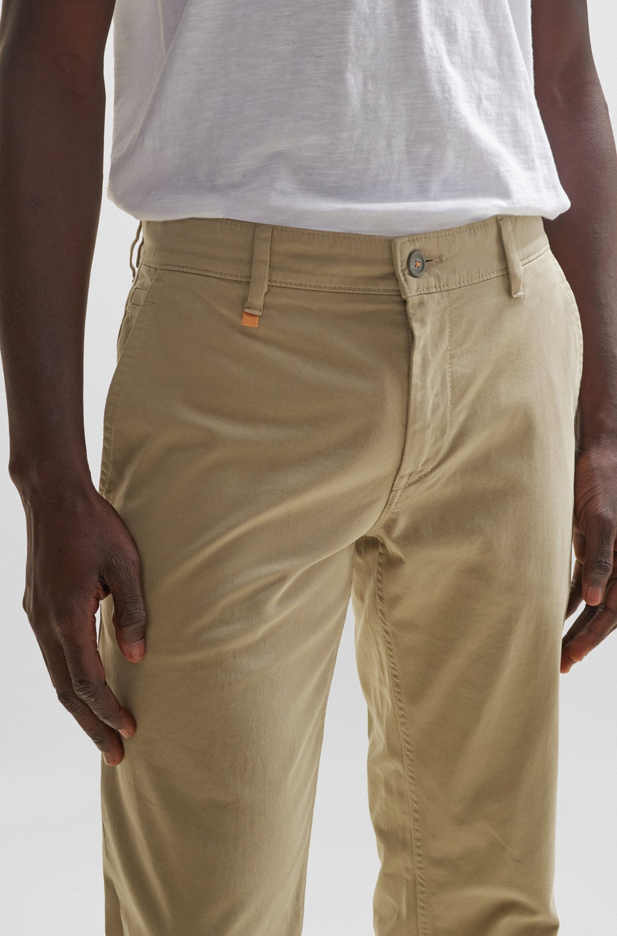 Pantaloni slim fit in satin di cotone elasticizzato, Beige