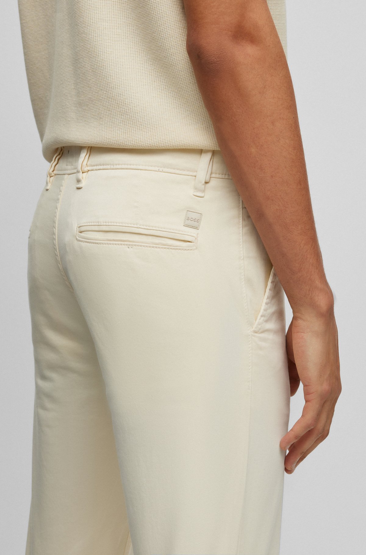 Slim-Fit Hose aus elastischem Baumwoll-Satin, Hellbeige