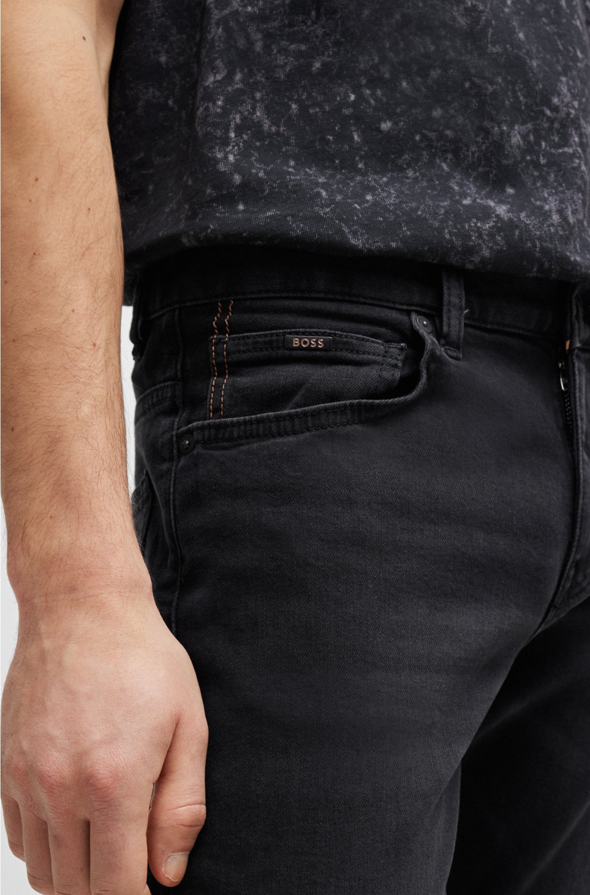 Sørge over Adskille Tegne forsikring BOSS - Jeans med slim fit i sort denim med behageligt stræk