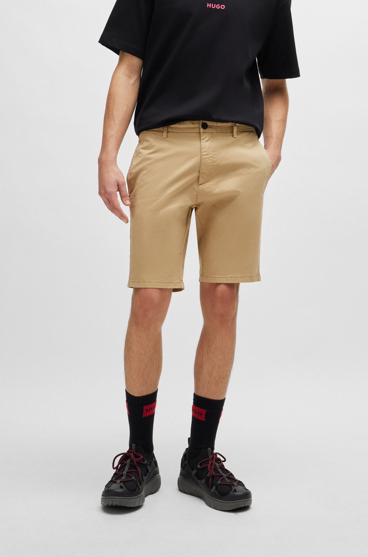 Slim-Fit Chino-Shorts aus elastischer Baumwoll-Gabardine, Beige
