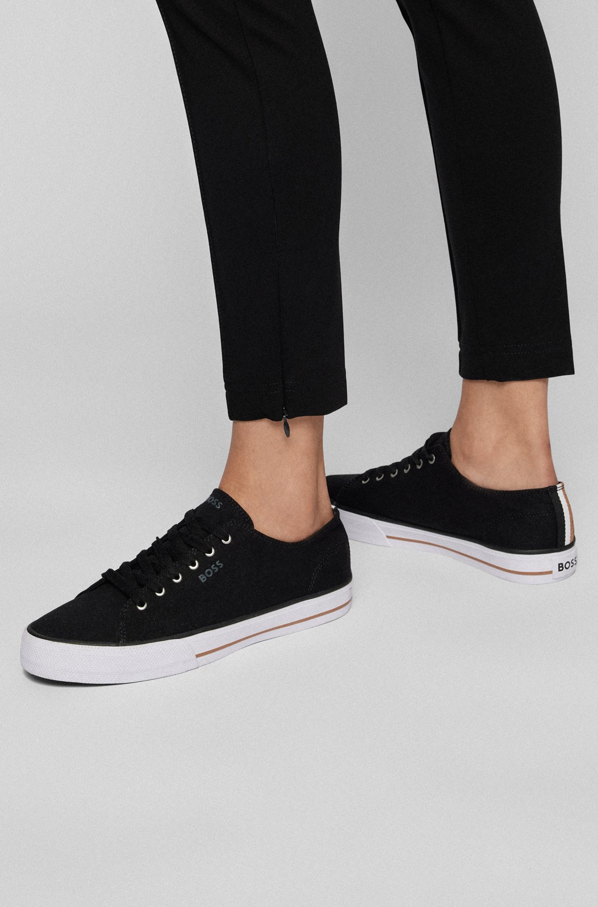 Lowtop Sneakers aus Canvas mit charakteristischen Streifen, Schwarz
