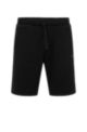 Bermuda regular fit in materiali misti con logo curvo, Nero