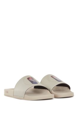 Chanclas BOSS & NBA con detalle de la colaboraci&oacute;n, Beige claro