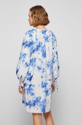 BOSS by HUGO BOSS Synthetik Geblümtes Plissee-Kleid mit Bindegürtel in Blau Damen Bekleidung Kleider Freizeitkleider und Tageskleider 