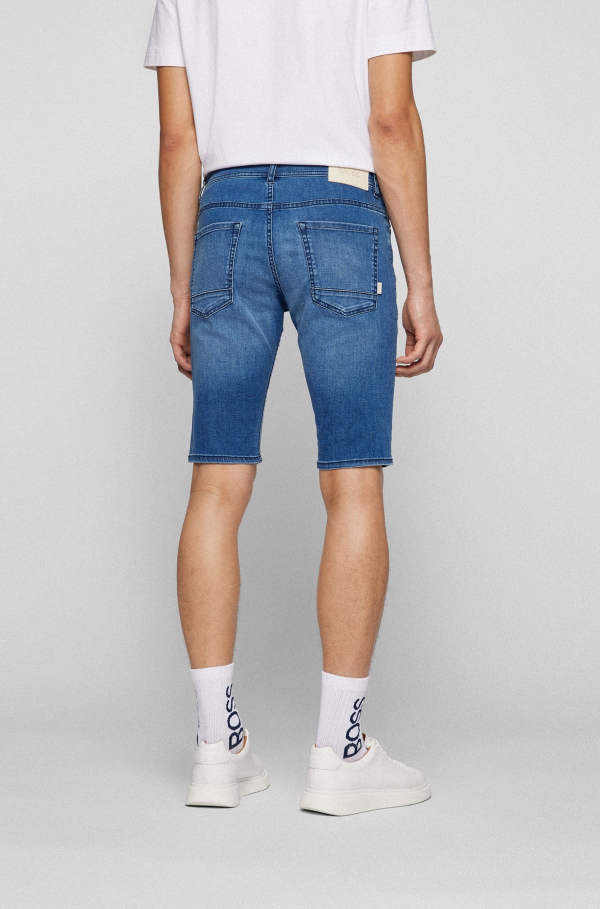 Tapered-Fit Shorts aus blauem Super-Stretch-Denim, Blau