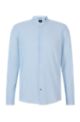 Kragenloses Slim-Fit Hemd aus elastischem Baumwoll-Seersucker mit Streifen, Hellblau