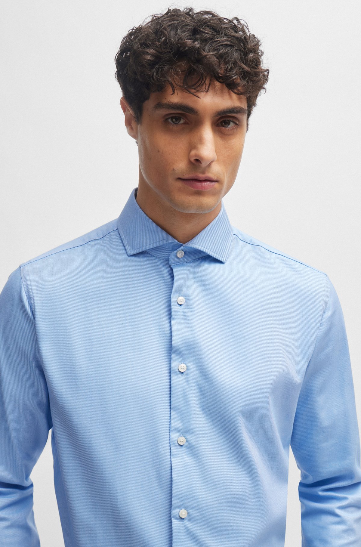 Regular-Fit Hemd aus elastischem Baumwoll-Twill mit bügelleichtem Finish, Hellblau