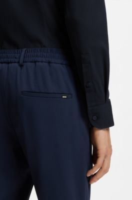 Skjorte med slim fit i en bomuldsblanding med performance-str&aelig;k, M&oslash;rkebl&aring;