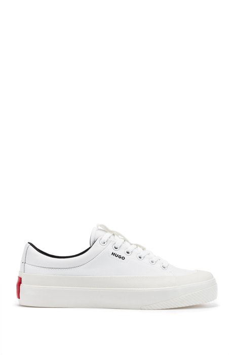 Lowtop Sneakers mit Gummi-Bumper und rotem Logo-Label, Weiß
