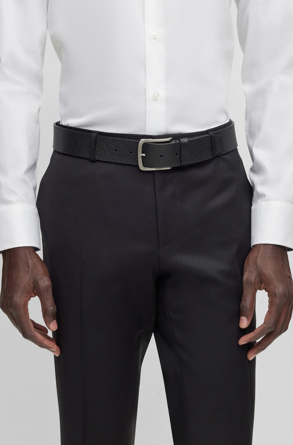 Cinturón de piel granulada italiana con hebilla de la marca, Negro