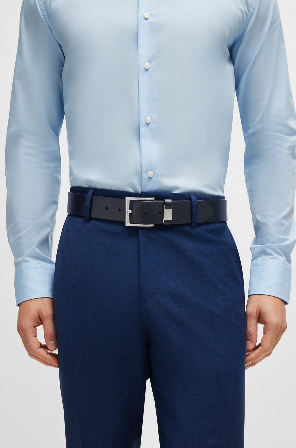 Cinturón de piel italiana con logo en la trabilla y detalles metálicos cepillados, Azul oscuro
