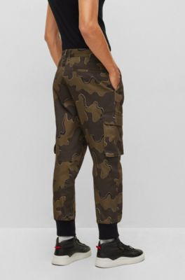 HUGO BOSS Uomo Abbigliamento Pantaloni e jeans Pantaloni Pantaloni cargo Pantaloni slim fit con stampa camouflage in cotone elasticizzato 