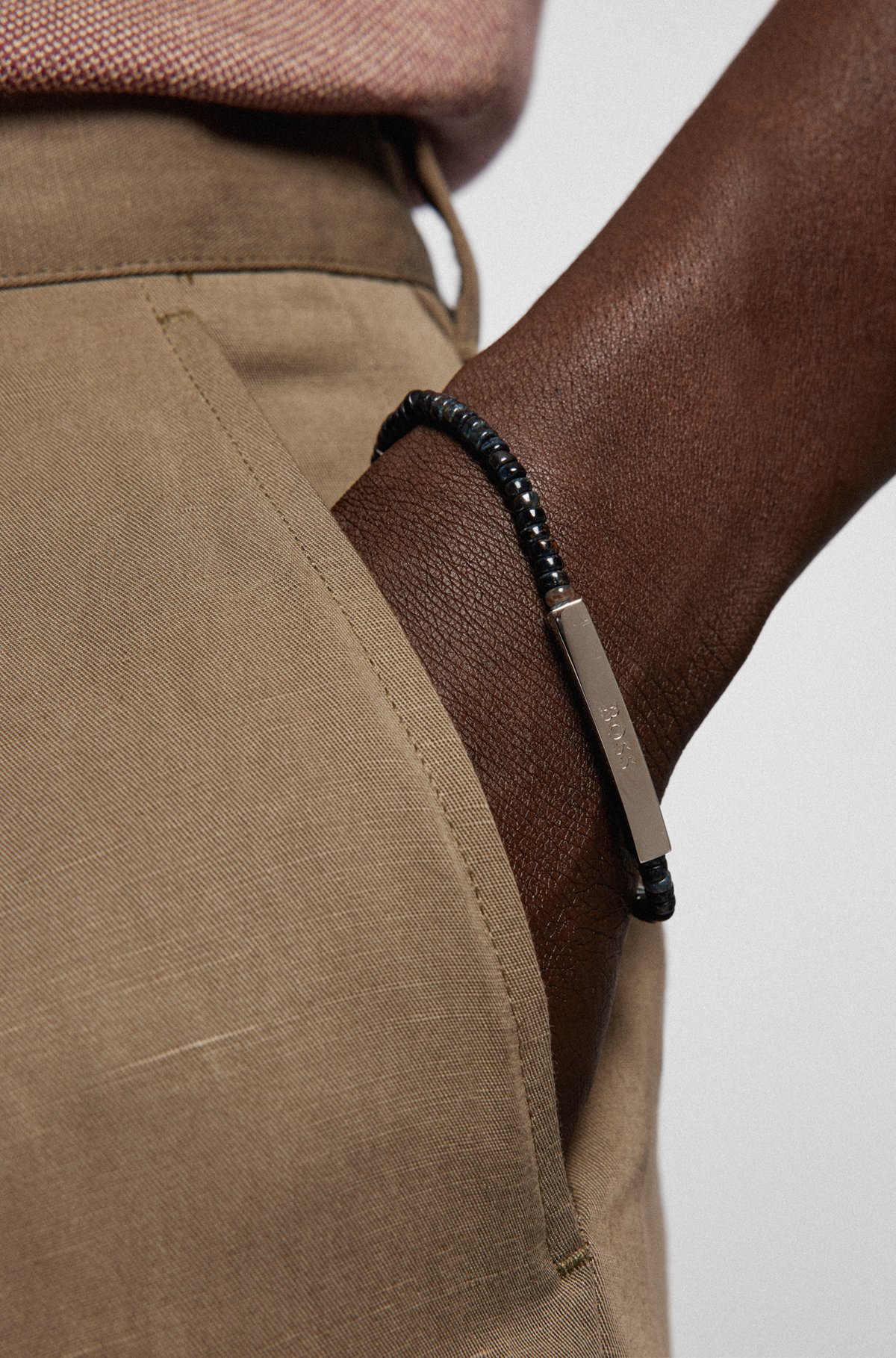 Armband aus Tigeraugen-Perlen mit geätztem Logo-Steg, Dunkelgrau