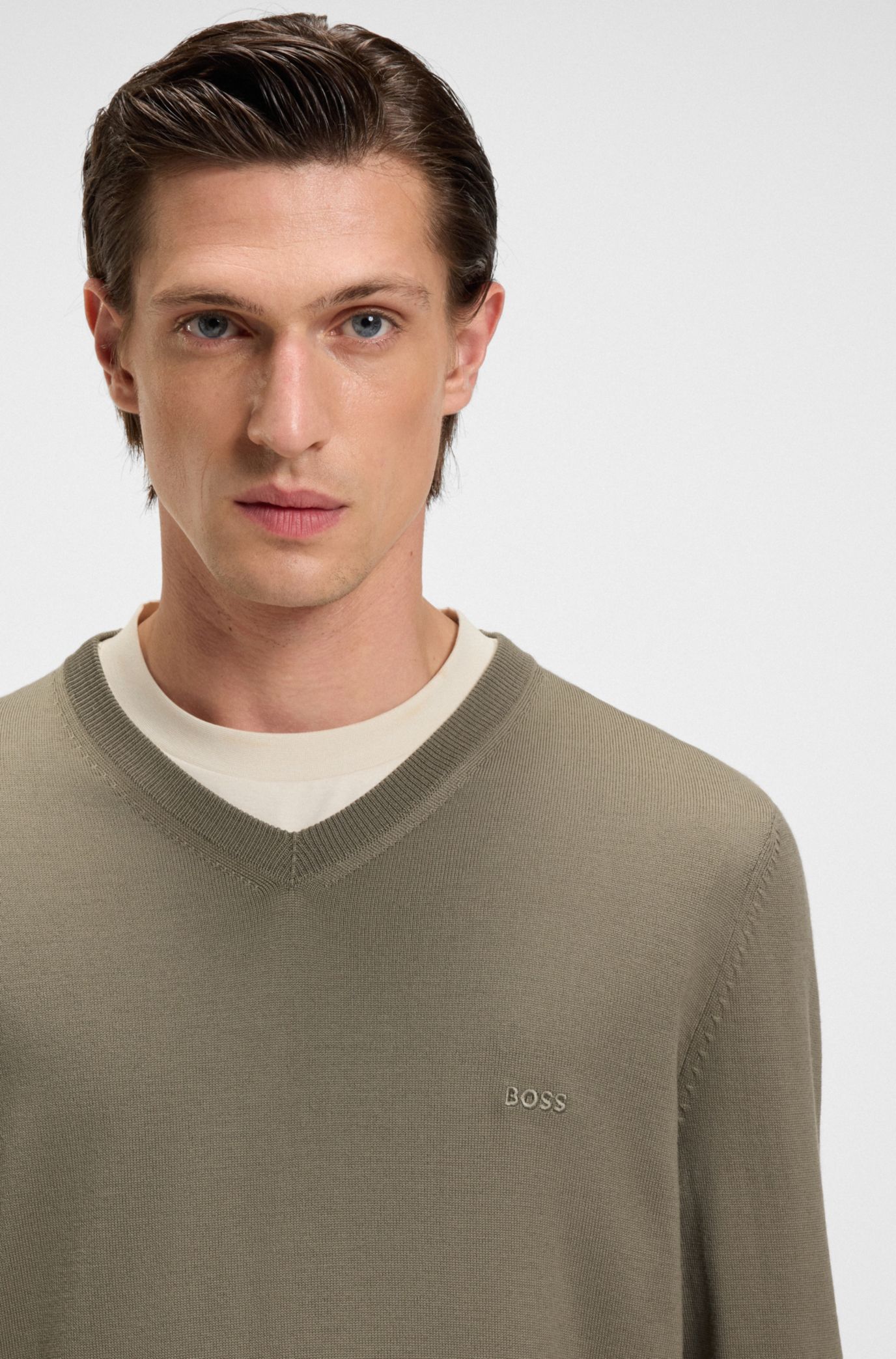 BOSS Pullover aus Schurwolle mit V-Ausschnitt und Logo-Stickerei