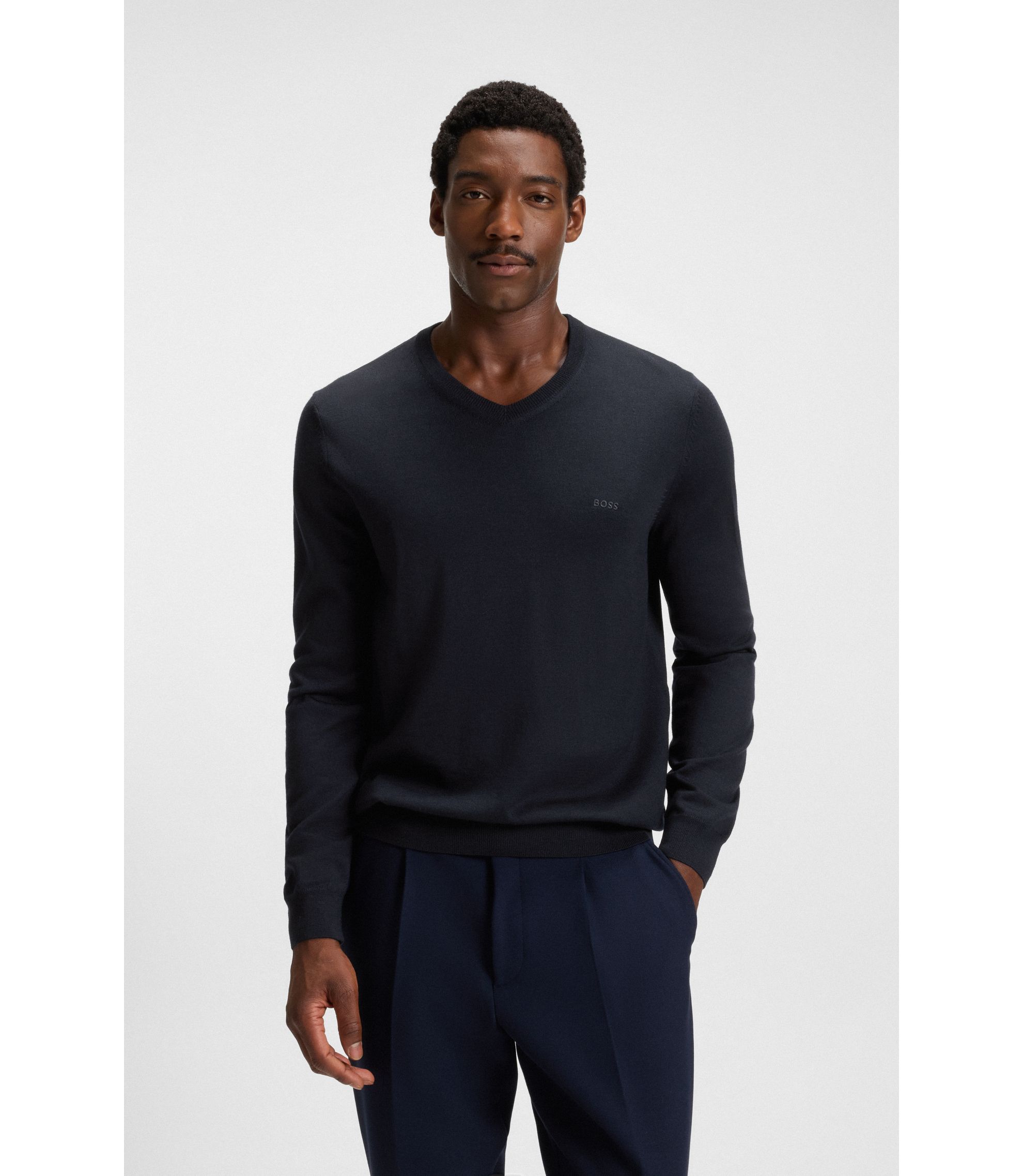 Pullover aus Schurwolle mit V-Ausschnitt und Logo-Stickerei