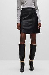 Mini-nederdel i almindelig pasform i imiteret læder, Sort