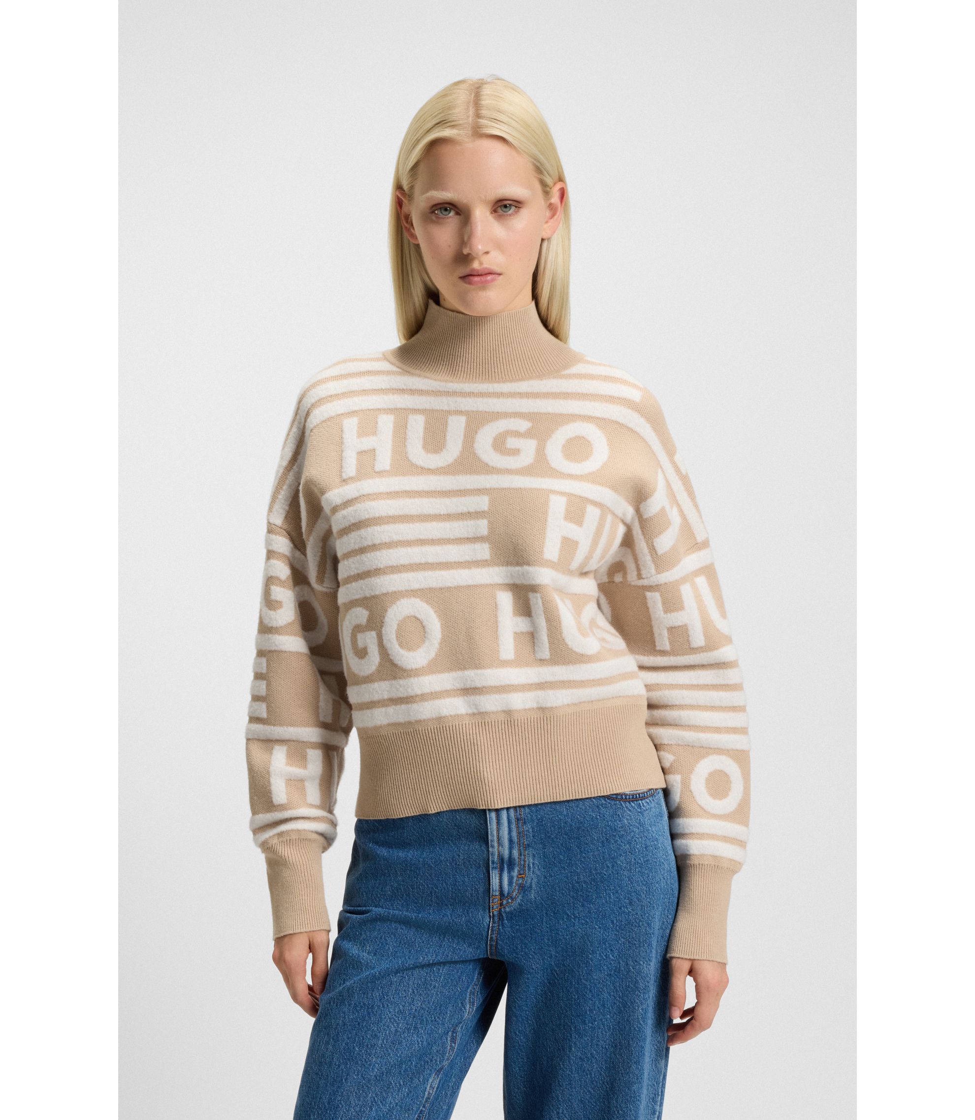 Oversized Pullover mit Stehkragen und Jacquard-Logos