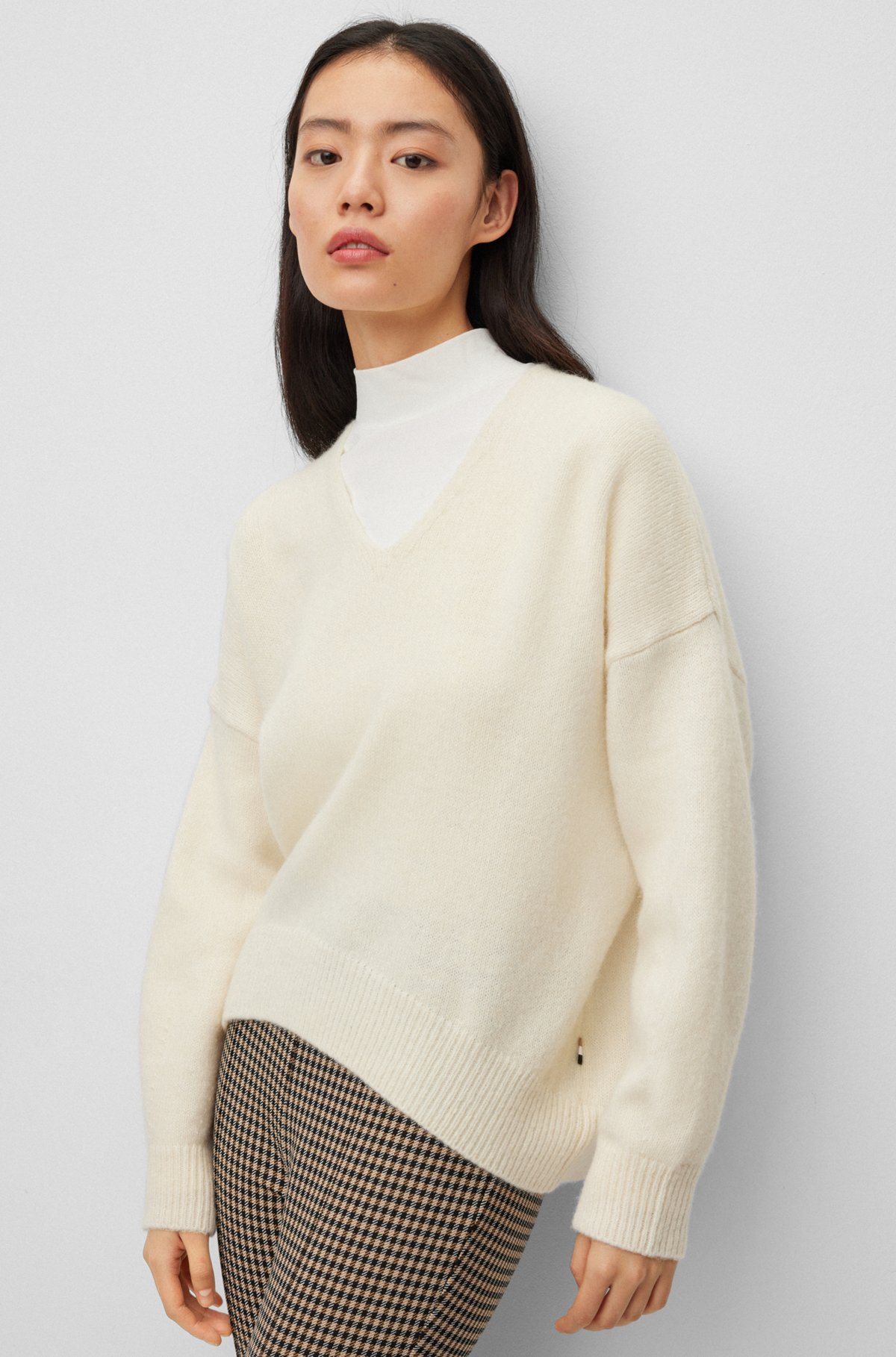 Relaxed-fit V-neck sweater with alpaca and wool, White