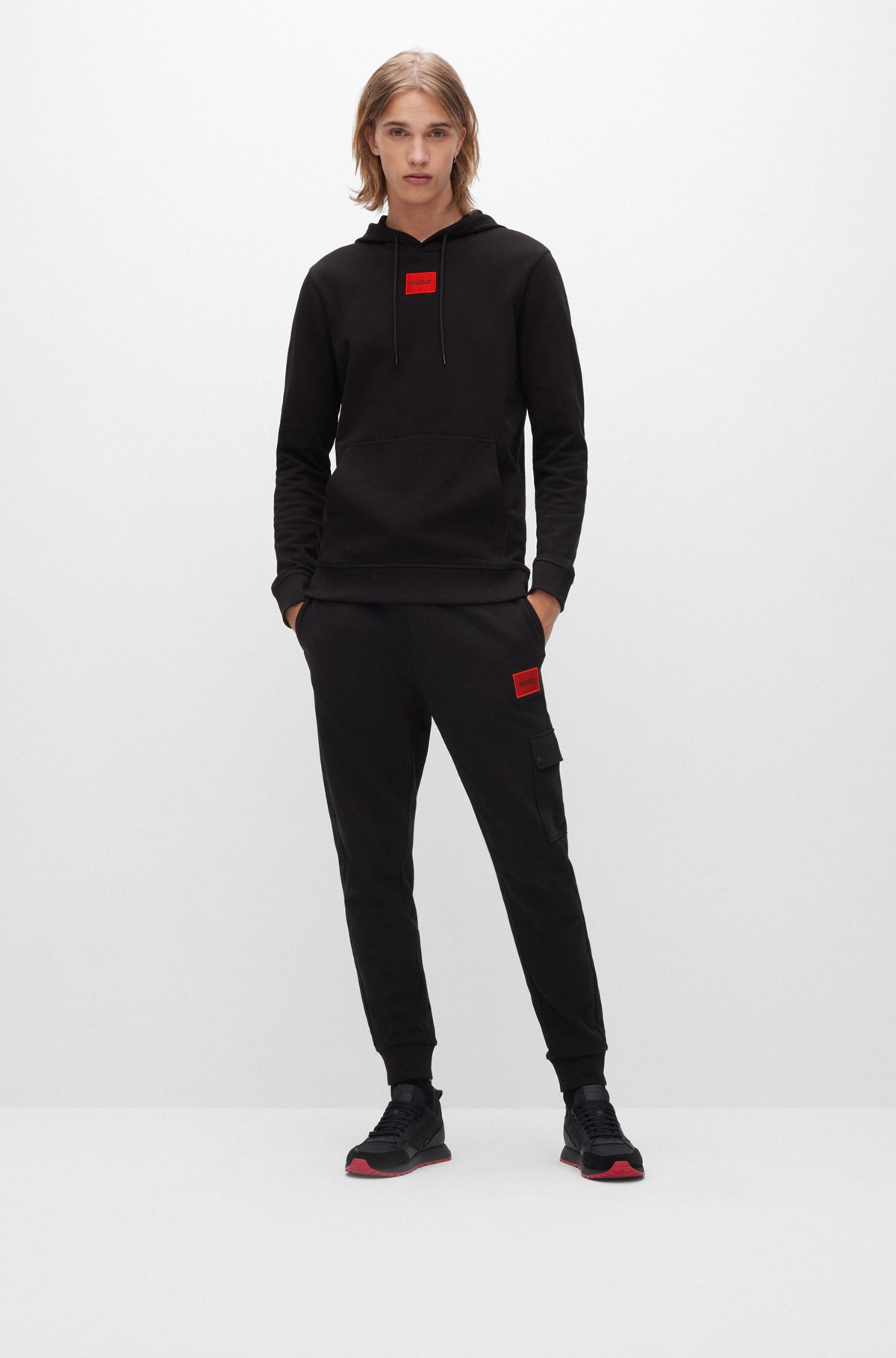 Pantalones de chándal relaxed fit con etiqueta con logo roja, Negro