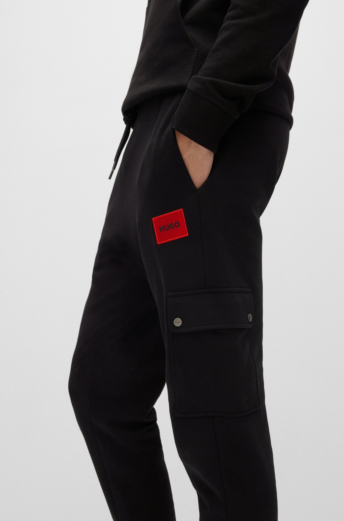 Pantalones de chándal relaxed fit con etiqueta con logo roja, Negro