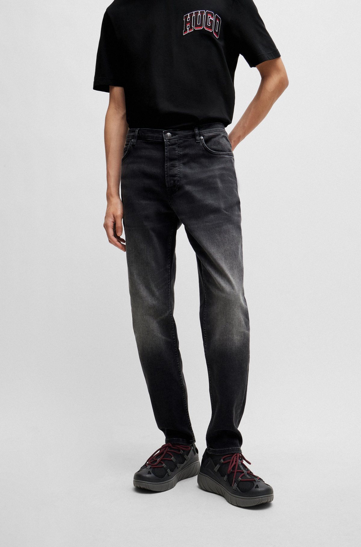 HUGO - Tapered-fit jeans in black comfort-stretch denim