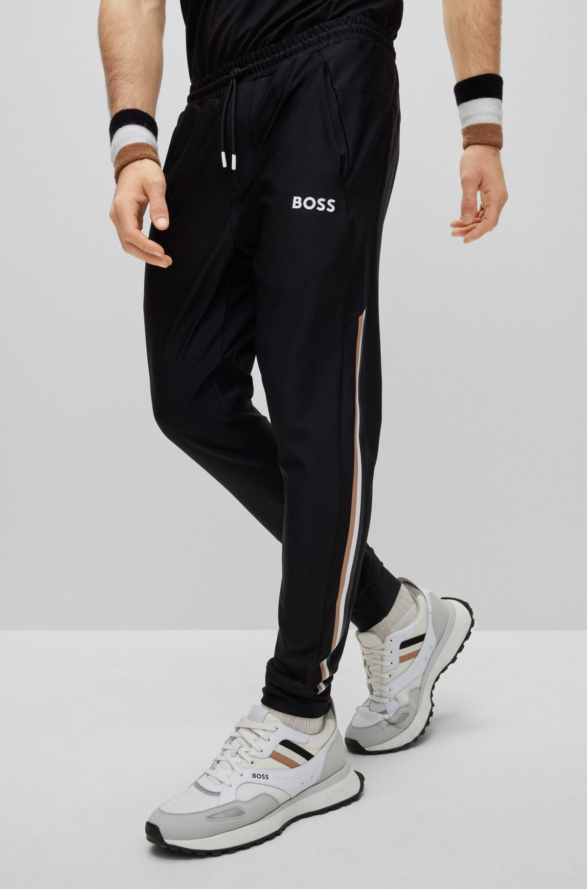 BOSS x Matteo Berrettini Jogginghose mit Logo, charakteristischen Streifen und Beinbündchen, Schwarz