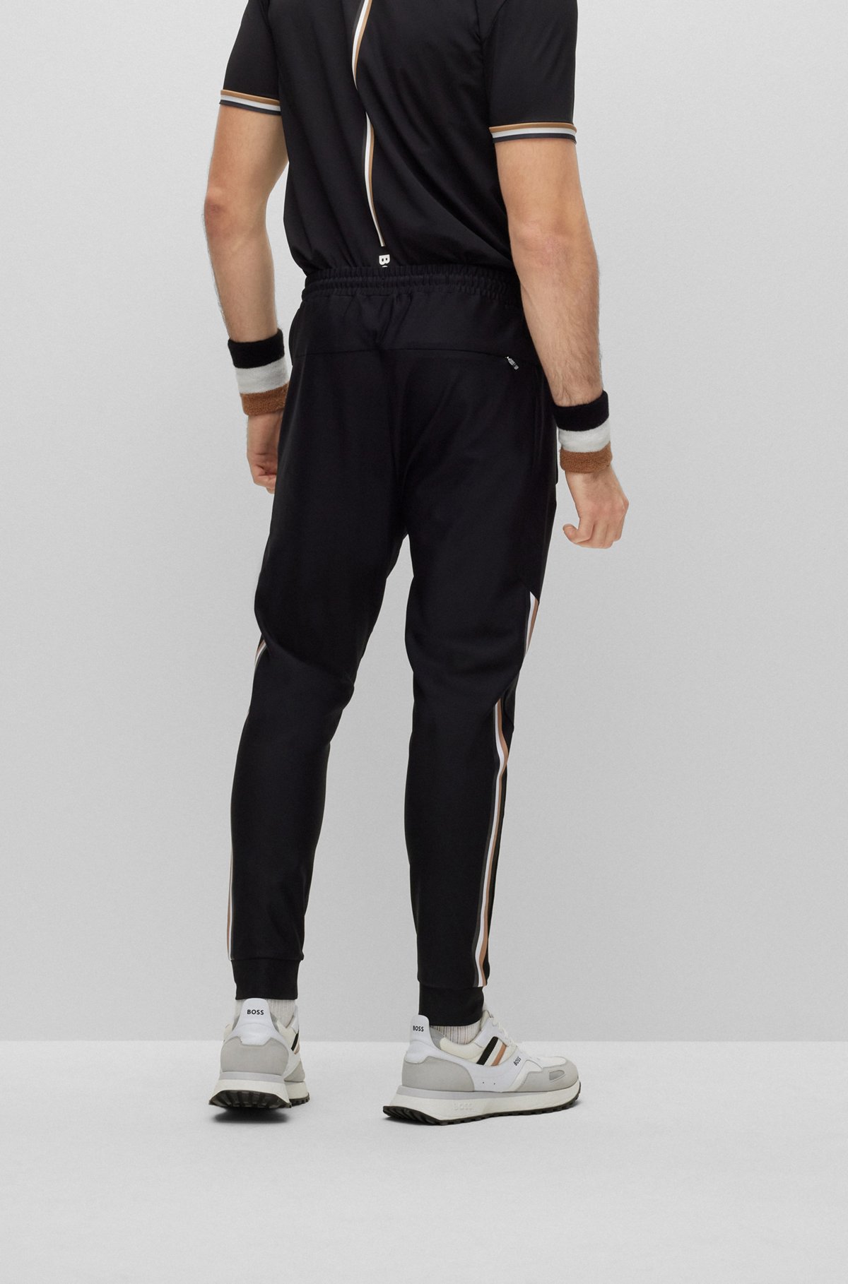 BOSS x Matteo Berrettini Jogginghose mit Logo, charakteristischen Streifen und Beinbündchen, Schwarz