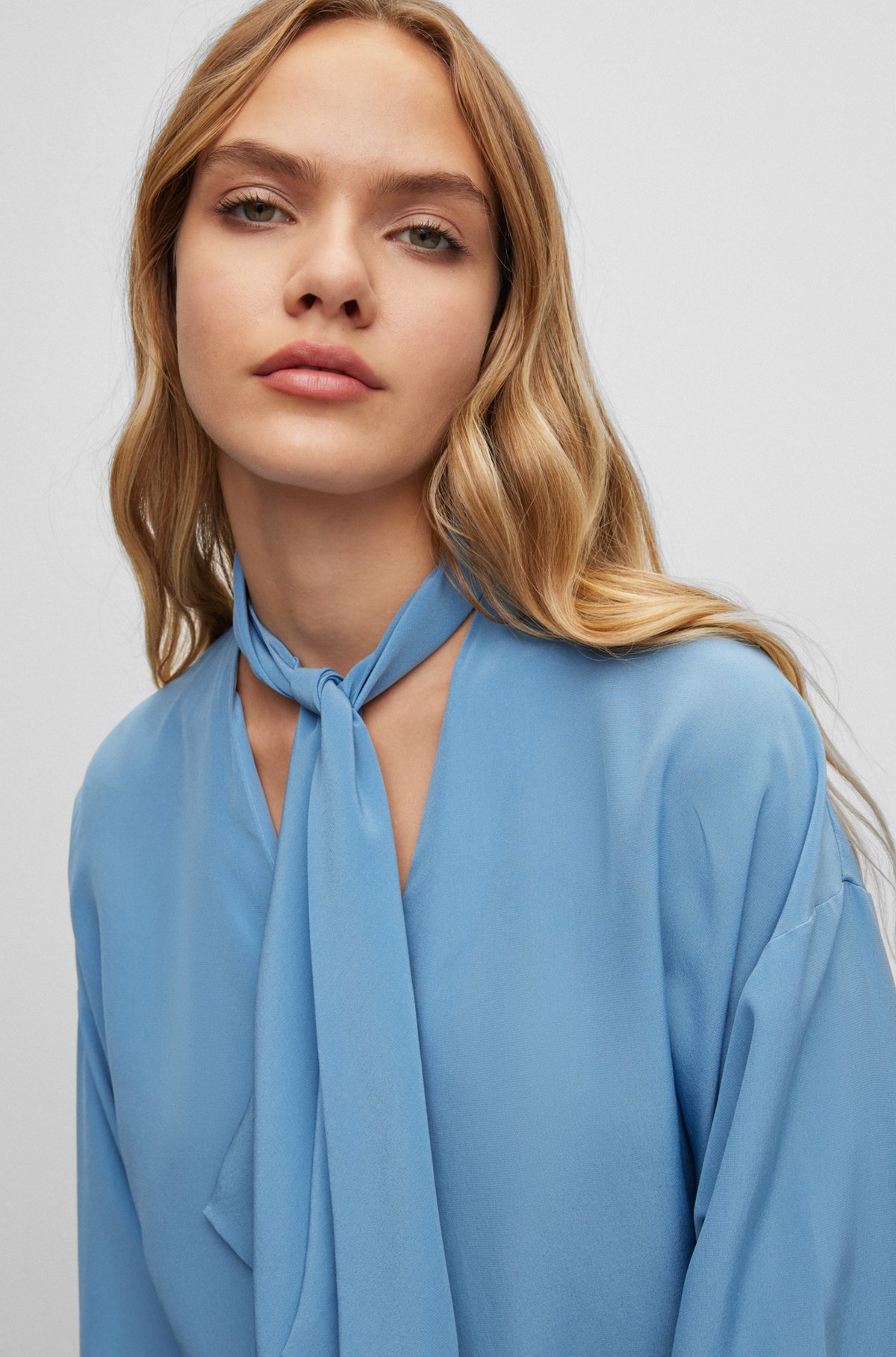 Perth Blackborough knop zoete smaak BOSS - Relaxed-fit blouse met strikhals van zijden canvas