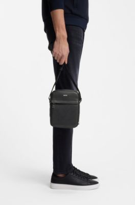 Reporter bag in similpelle con dettaglio con logo, Nero