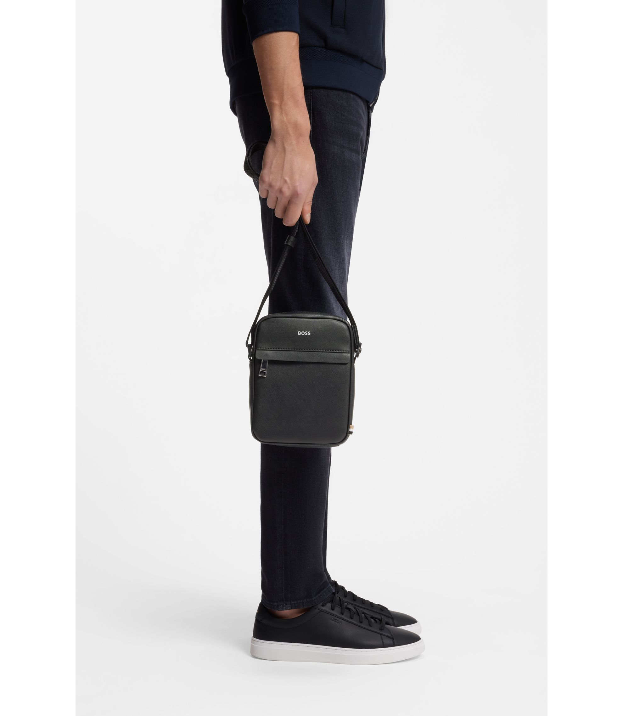 美品　ヒューゴボス　ボストンバッグ　肩掛け　ストライプ　大容量　レザー　黒 美品 ヒューゴボス ボストンバッグ 肩掛け ストライプ 大容量 レザー