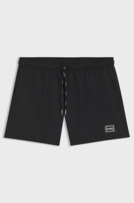 Badshorts med metallogga och m&auml;rkesdetaljer, Svart