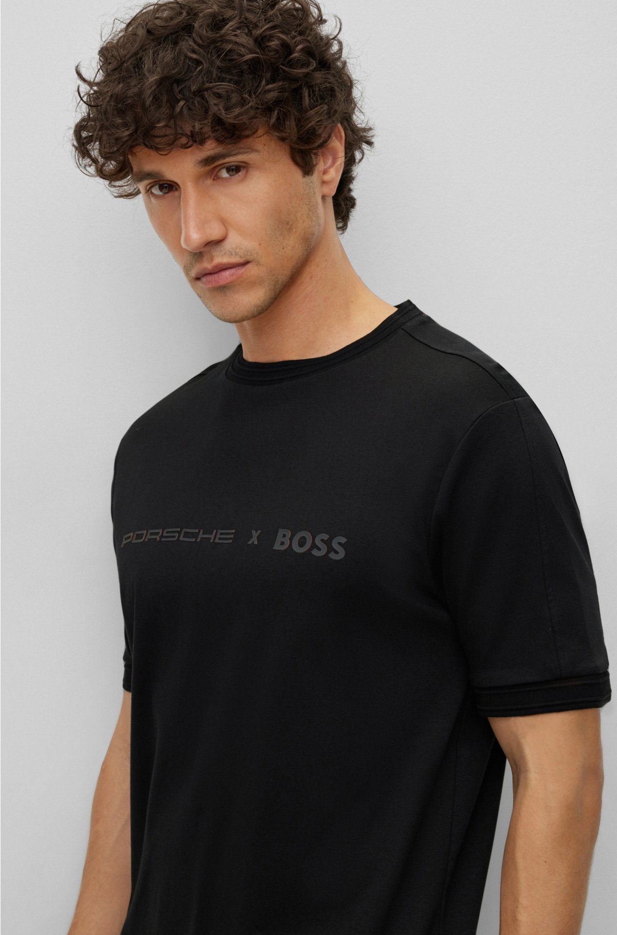BOSS - Porsche x BOSS T-shirt i pasform med eksklusivt mærke