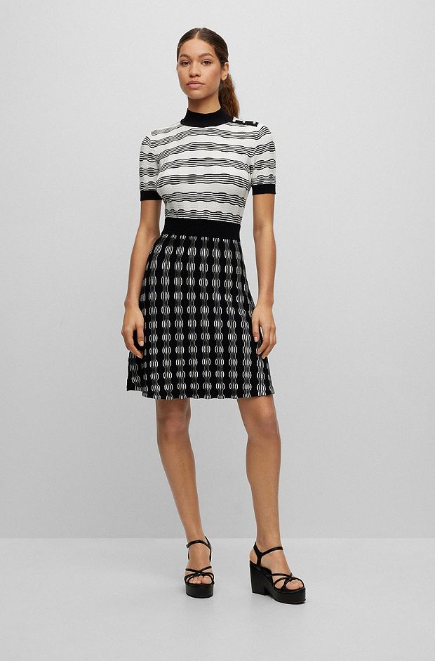 Short-sleeved dress with knitted structure, Patterned