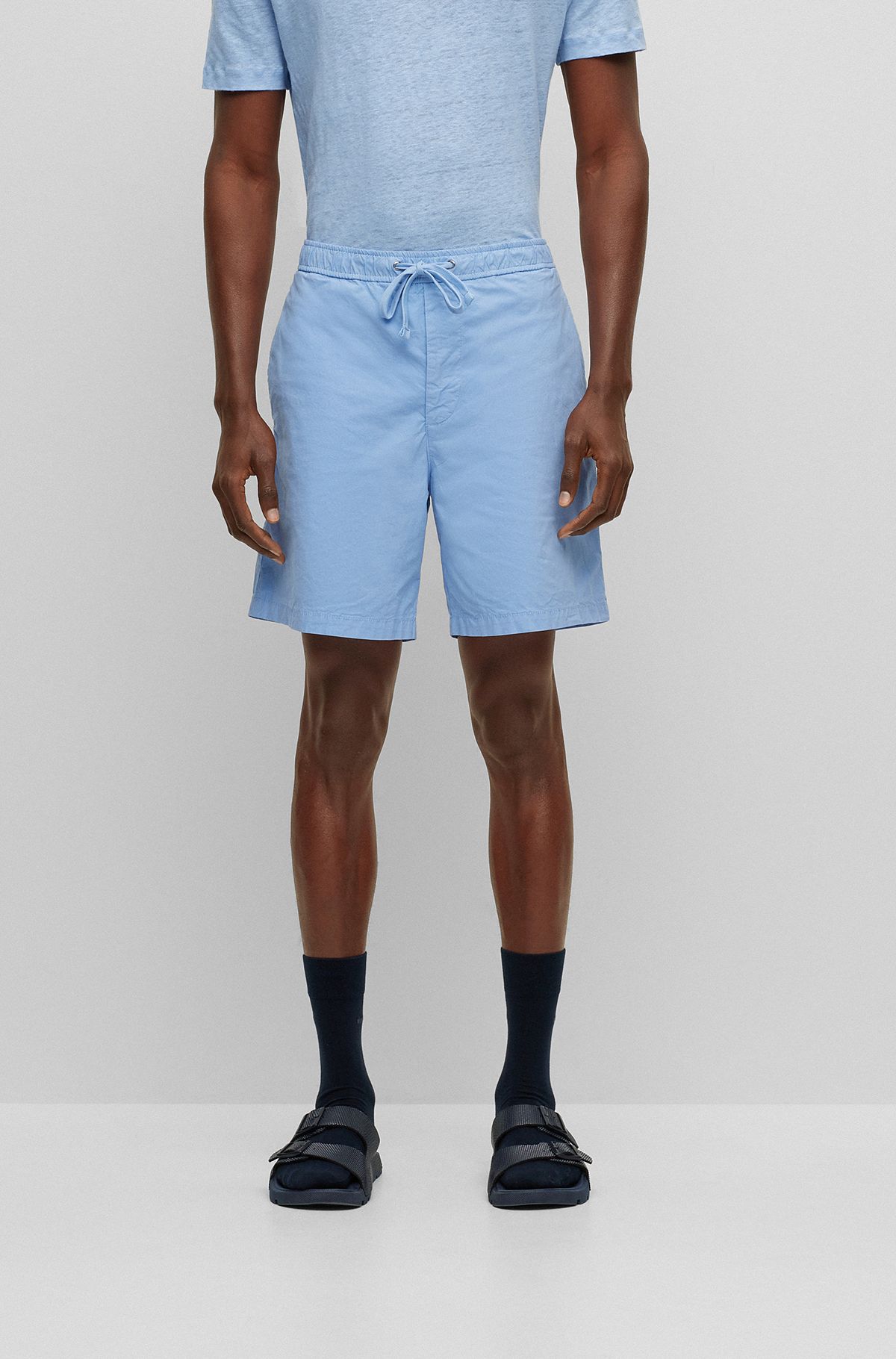Regular-Fit Shorts aus Stretch-Baumwolle mit Paper-Touch-Finish, Hellblau