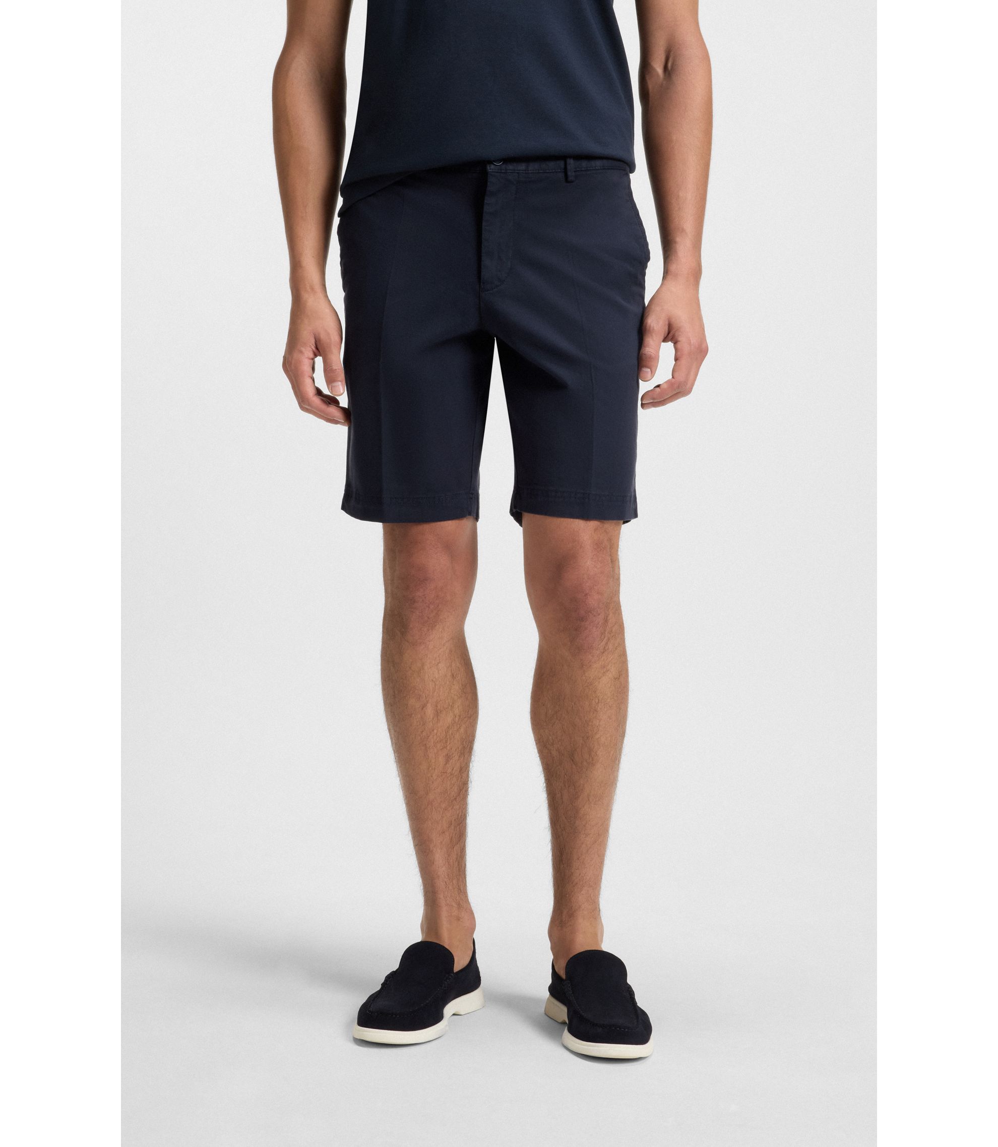 Slim-Fit Shorts aus elastischer Baumwoll-Gabardine