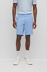 Slim-Fit Shorts aus elastischer Baumwoll-Gabardine, Hellblau