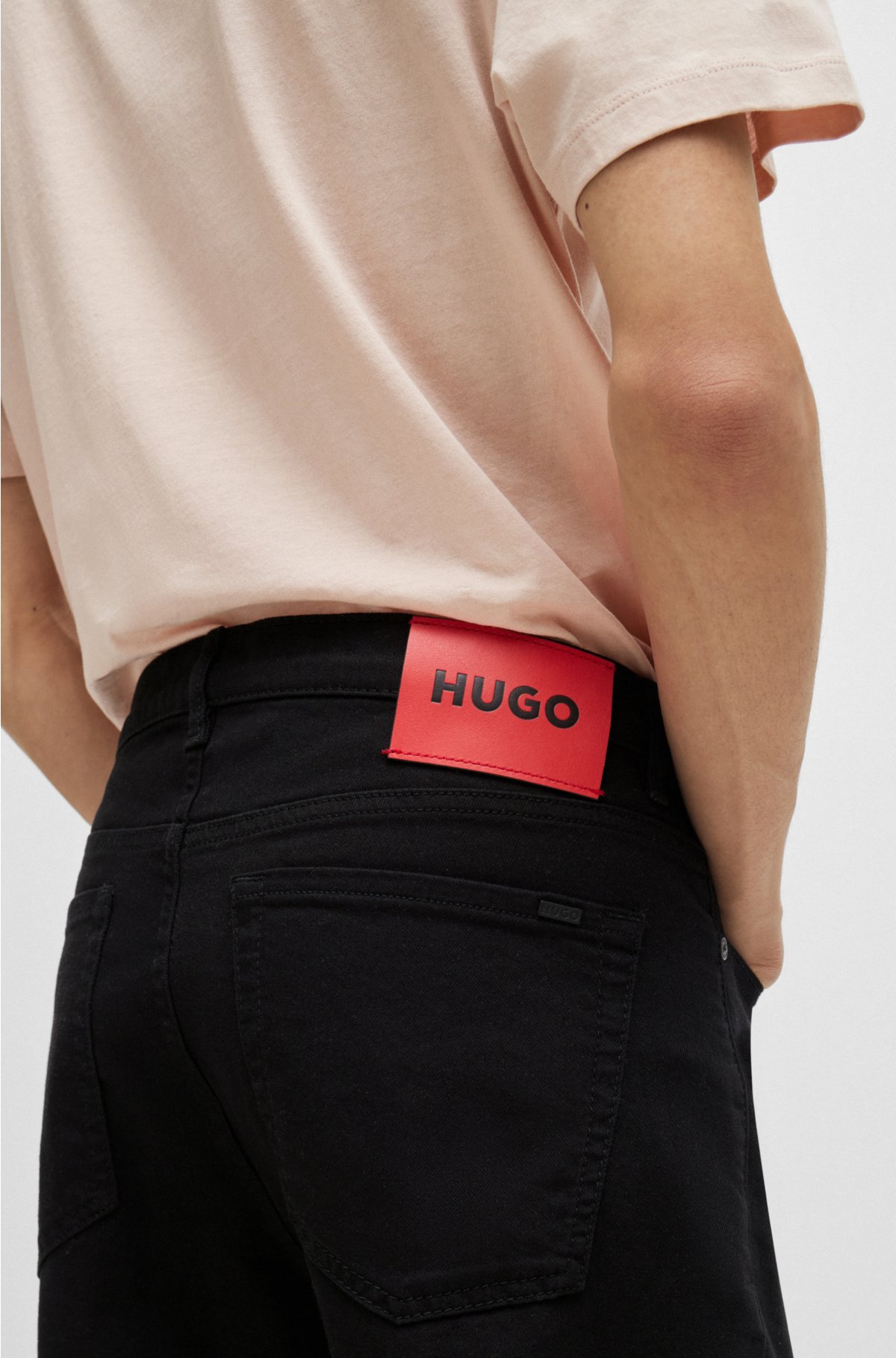 HUGO - Jeans med avsmalnande passform i svart komfortsträckt denim