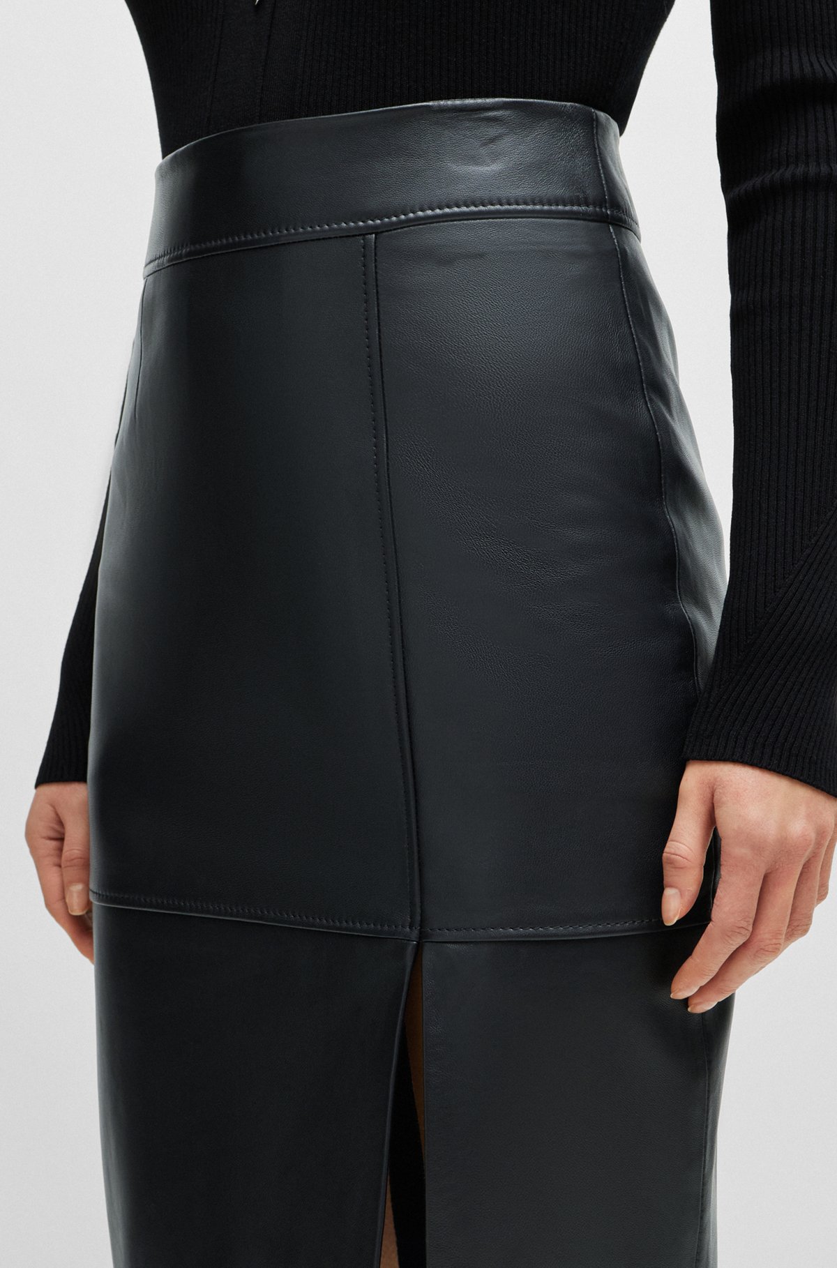 Slim-fit pencil skirt in leather, Black