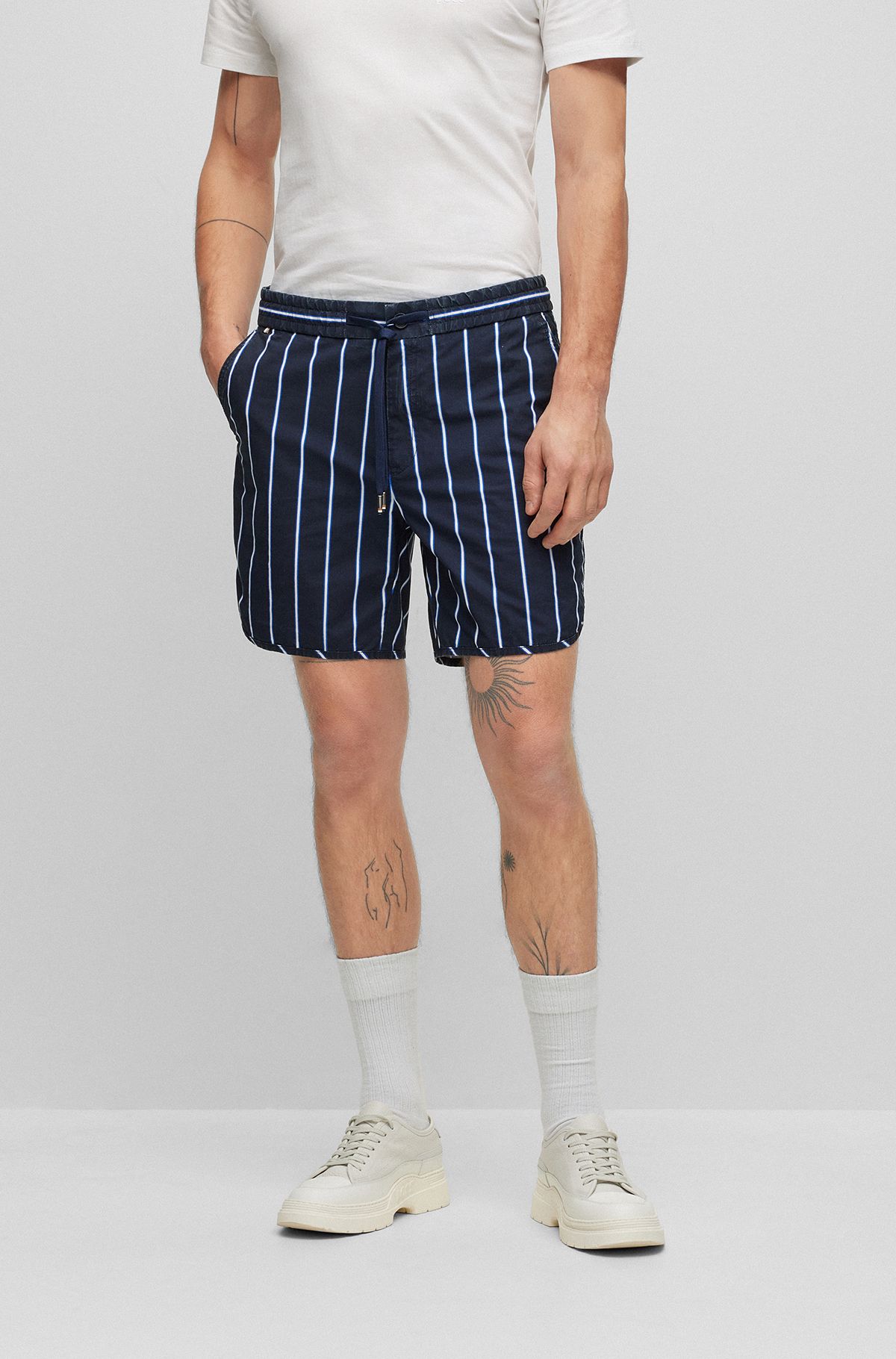 Stretch-cotton regular-fit shorts with vertical stripe, Dark Blue