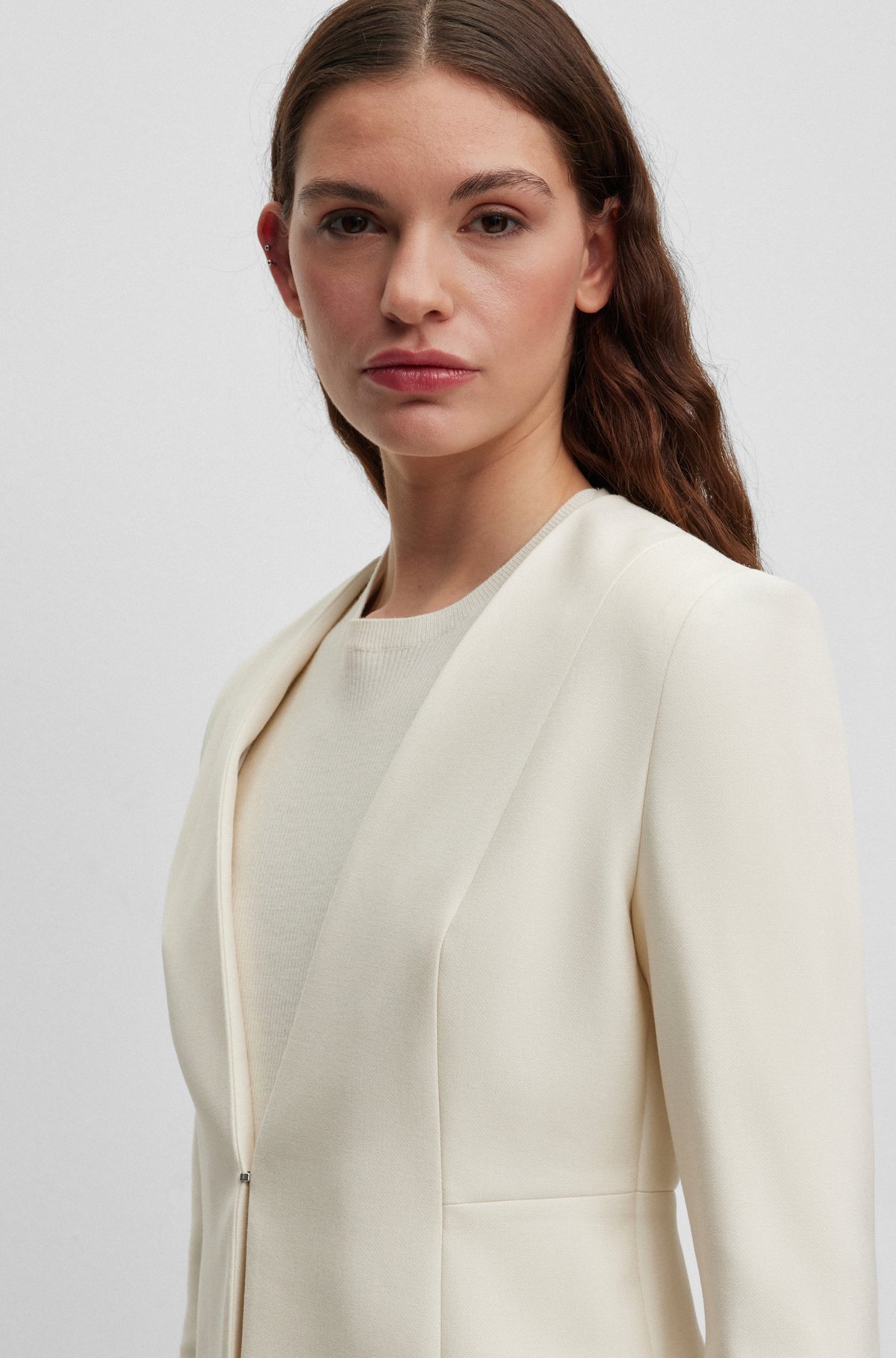 Slim-fit cropped jacket with collarless styling, White