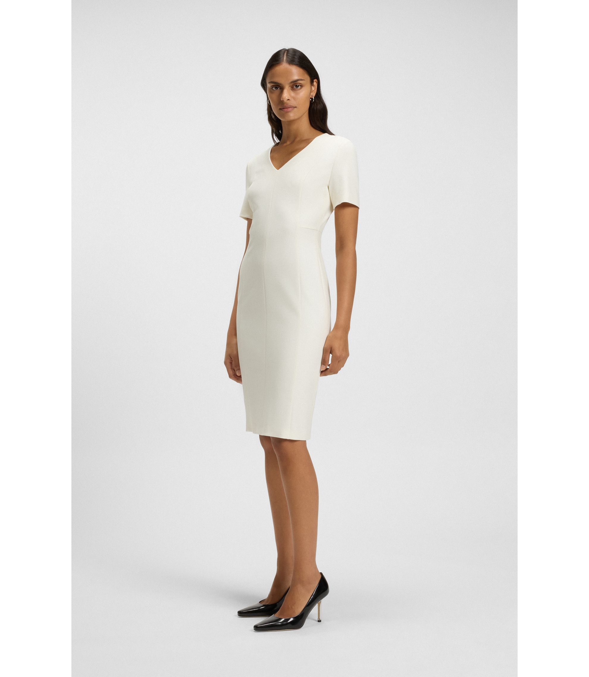 Kleid aus elastischem Gewebe mit V-Ausschnitt