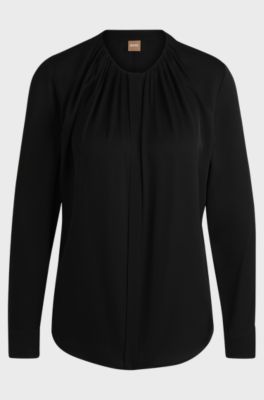 Chemisier en cr&ecirc;pe de soie stretch avec encolure fronc&eacute;e, Noir