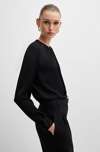 Bluse aus elastischem Crêpe de Chine mit gerafftem Ausschnitt, Schwarz