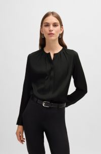 Chemisier en crêpe de soie stretch avec encolure froncée, Noir
