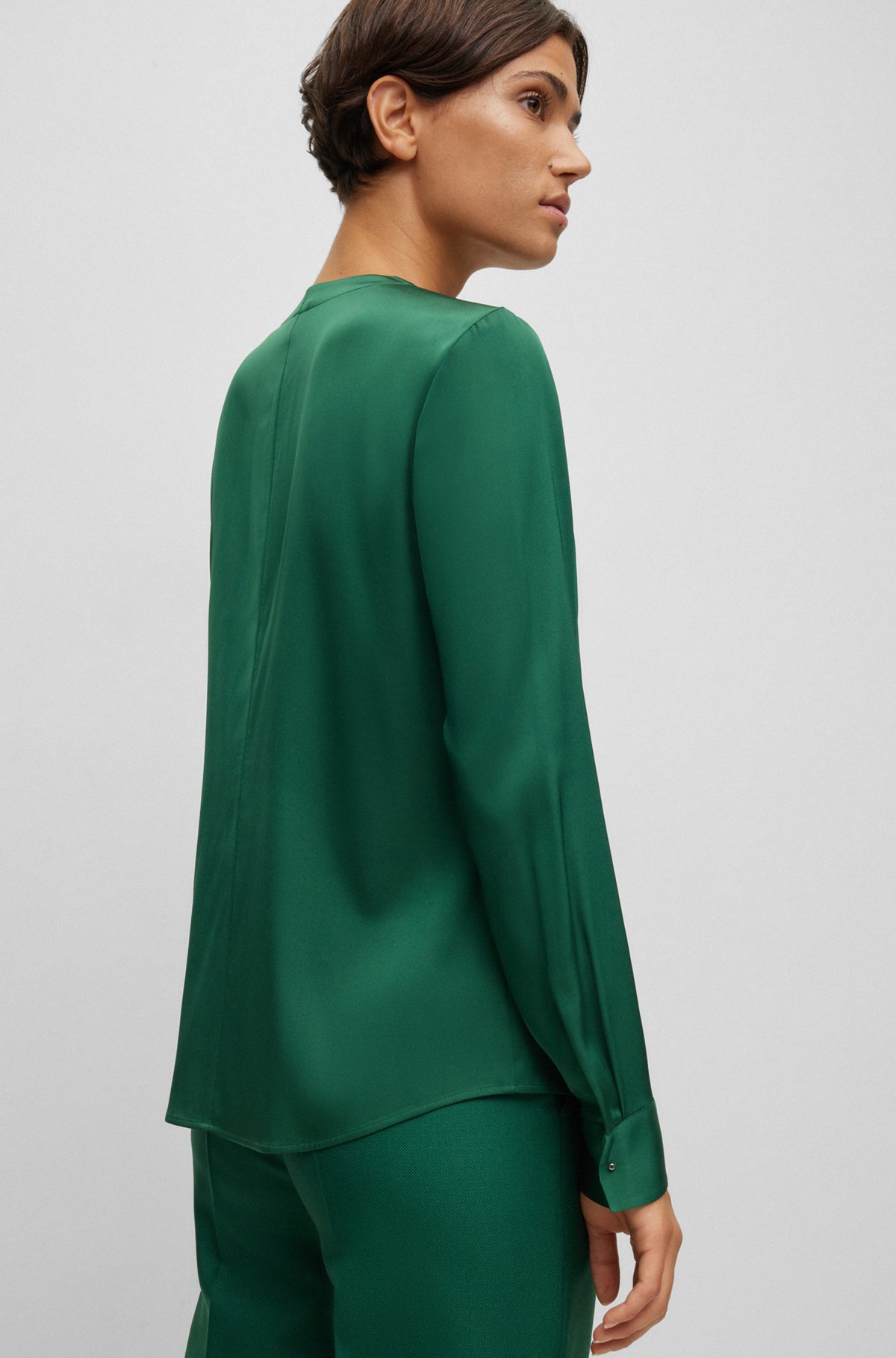 Dameskjorte med rynket hals i silke crepe de Chine med stræk, Grøn