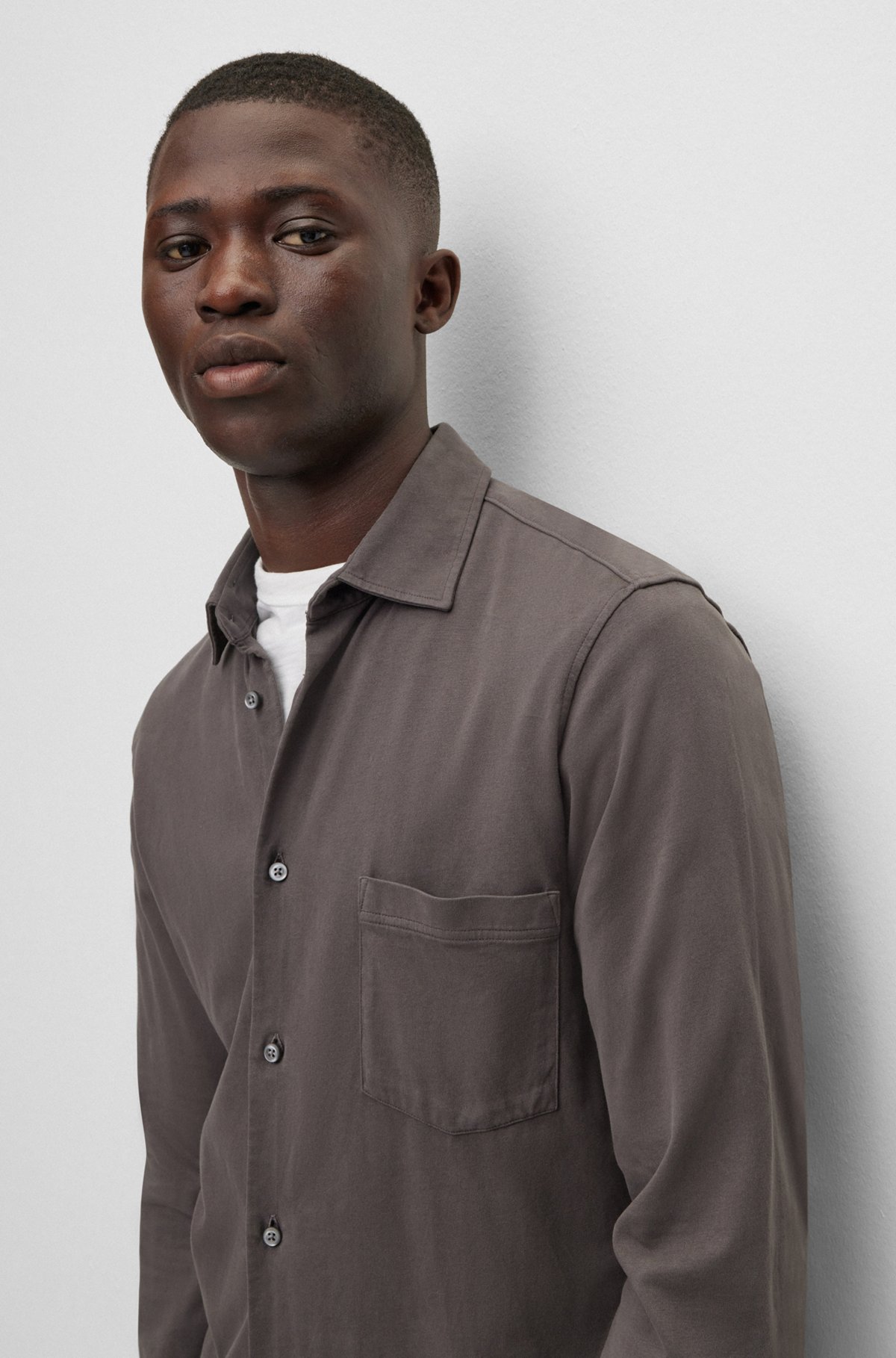 Slim-fit overhemd van garment-dyed katoenen jersey, Donkerbruin