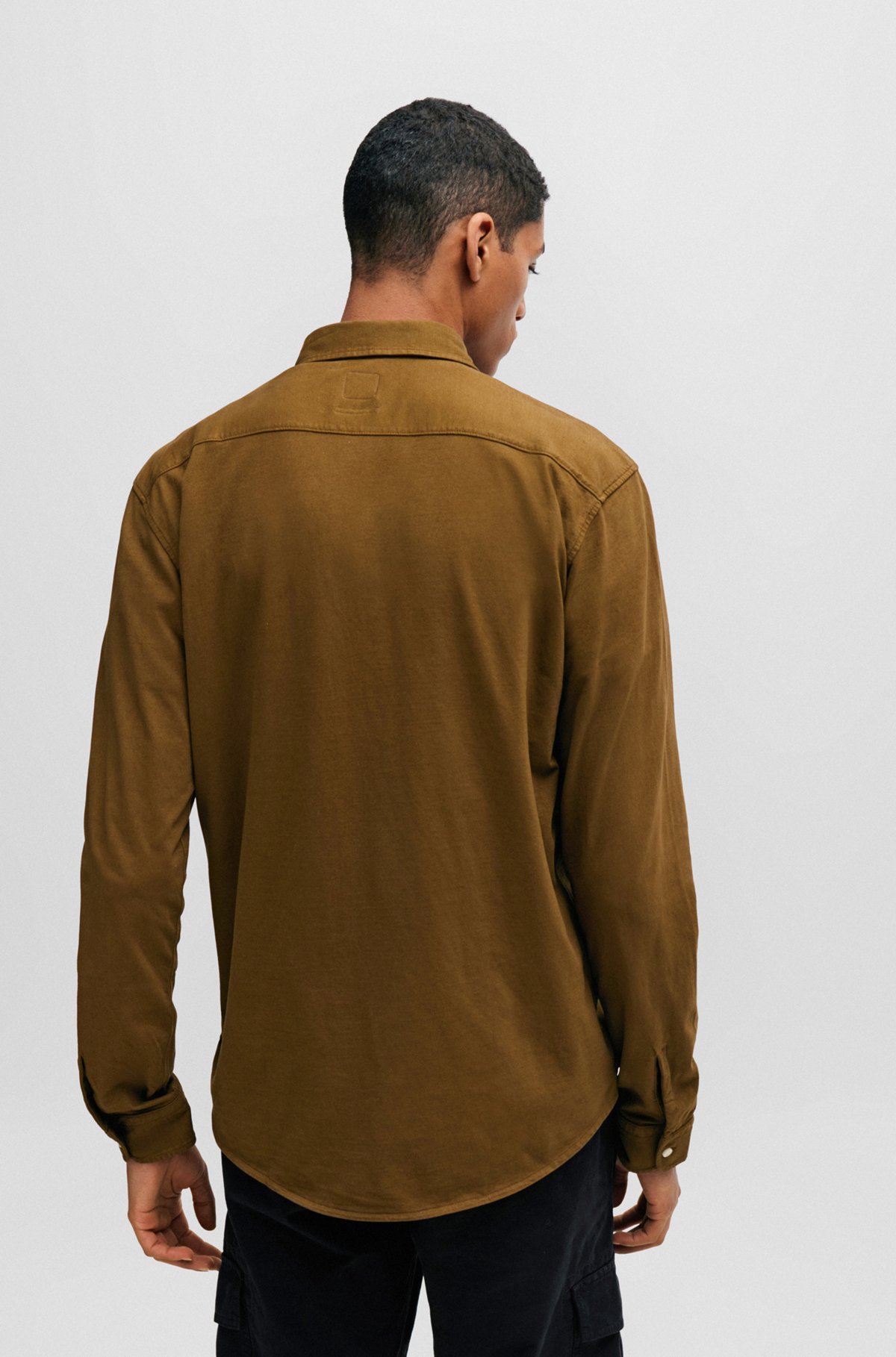 Stückgefärbtes Slim-Fit Hemd aus Baumwoll-Jersey, Braun