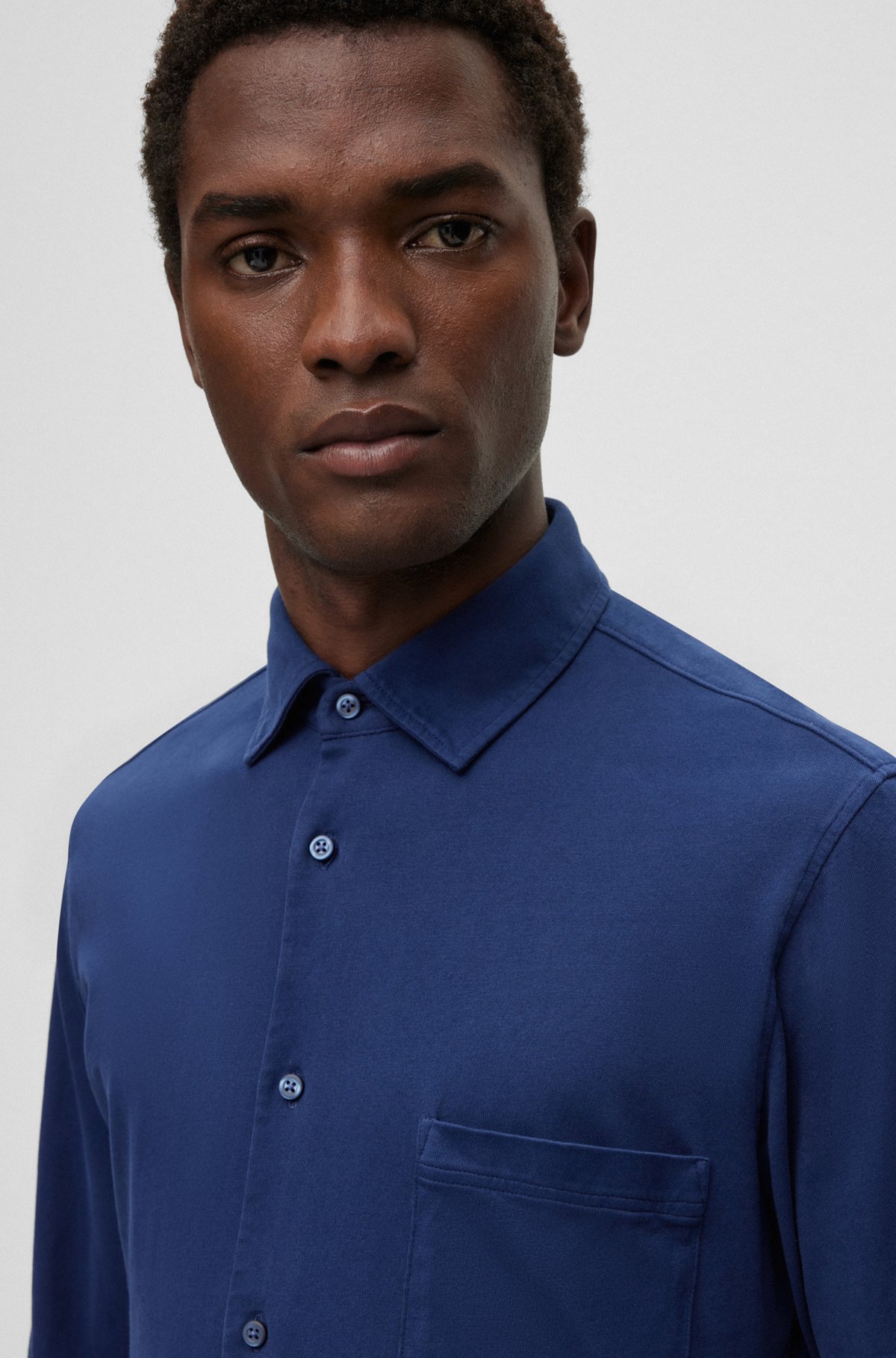 Stückgefärbtes Slim-Fit Hemd aus Baumwoll-Jersey, Blau