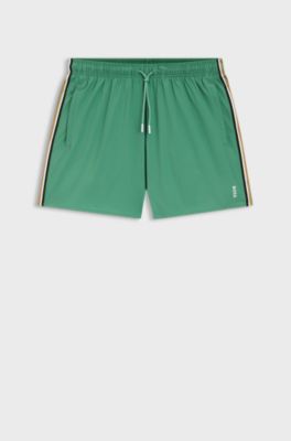 Short de bain avec rayures embl&eacute;matiques et logo, Vert