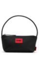 Hobo Bag aus recyceltem Nylon mit rotem Logo-Etikett, Schwarz